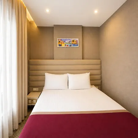 M R B E Y A Z Boutique Nisantasi 4*