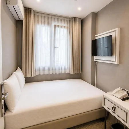 M R B E Y A Z Boutique Nisantasi 4*